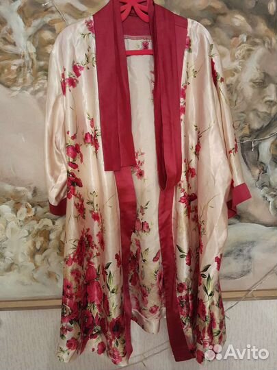 Красивый шелковый халат размер М