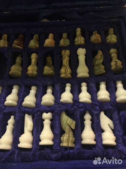 Шахматы из натурального камня, в велюровой коробке