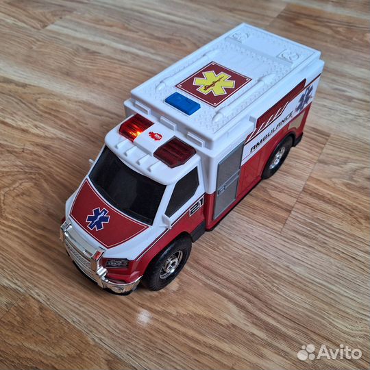 Машина скорой помощи со светом и звуком