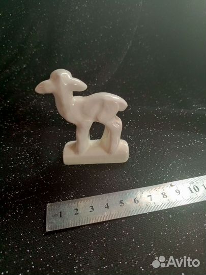 Фарфоровая фигурка ягненка. Китай