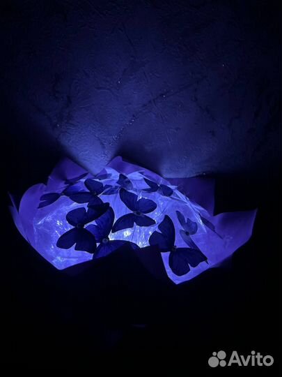 Букет цветов с бабочками