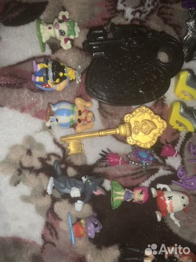 Игрушки из киндера и принадлежности к куклам