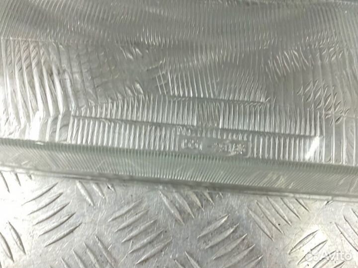 Стекло фары правое Renault R19