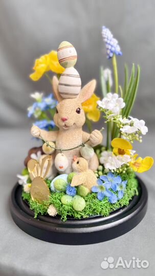 Пасхальная композиция под клошем с кроликом