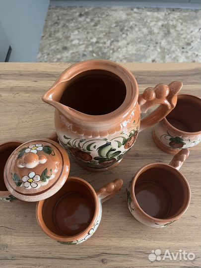 Глиняный кувшин с кружками