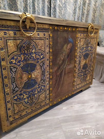 Сундук в стиле барокко с павлином