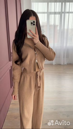 Трикотажный костюм бежевый