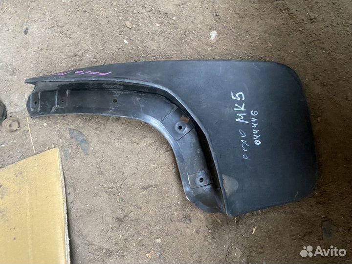 Брызговик задний правый Volkswagen Polo 2010