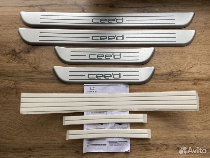 Оригинальные накладки на пороги Kia Ceed 1