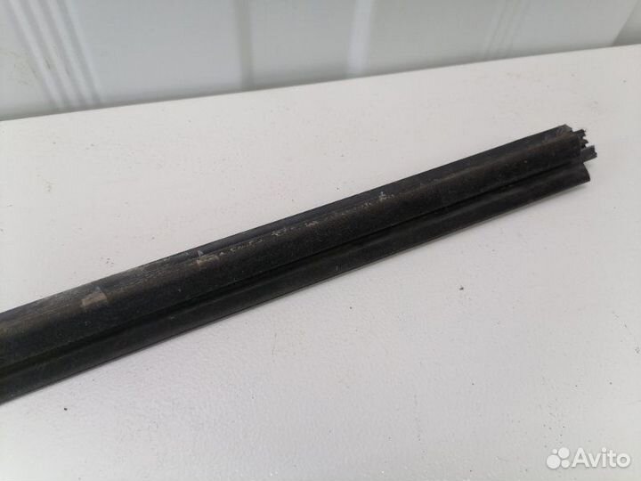 Уплотнитель (бархотка ) передний правый Toyota