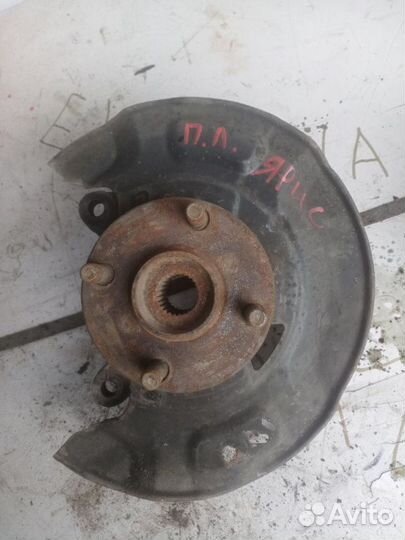 Поворотный кулак передний левый Toyota yaris 2008