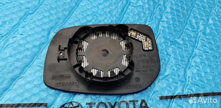 Зеркальный элемент Toyota Auris правый 2006-2012