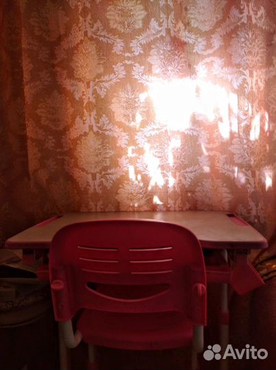 Детский письменный стол и стул