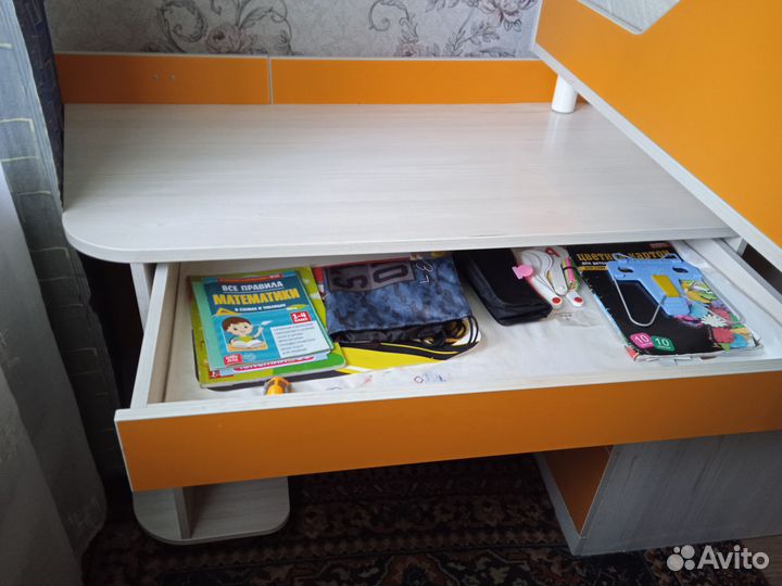 Кровать-чердак со столом