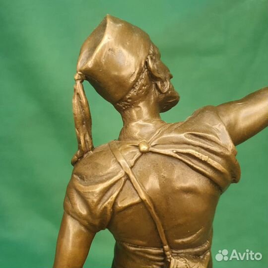 Скульптура из бронзы Восточный охотник с соколом