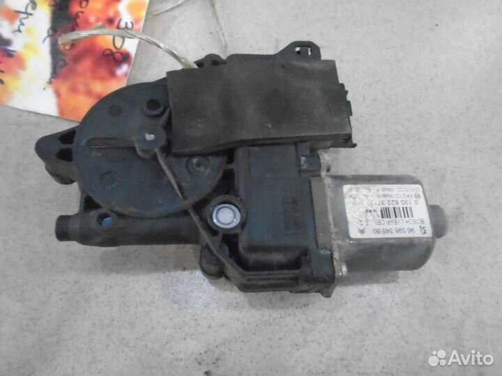 Моторчик стеклоподъемника передний левый Peugeot