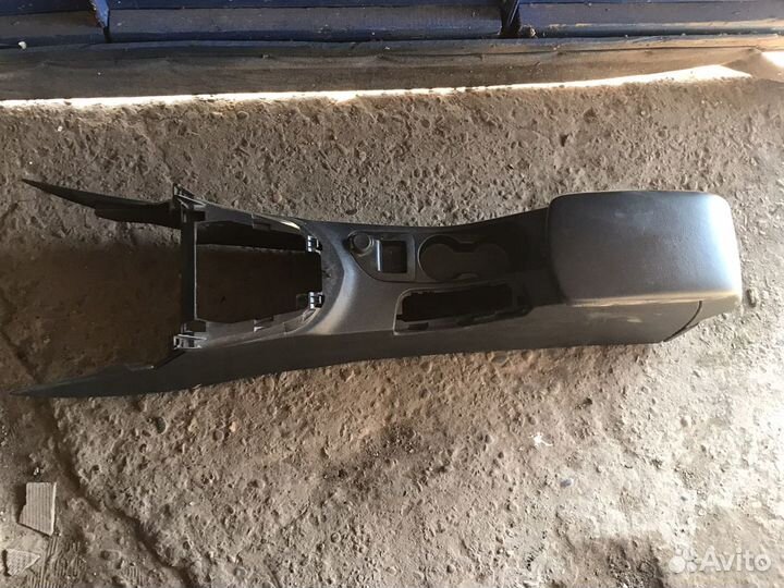 Подлокотник Peugeot 308 10г