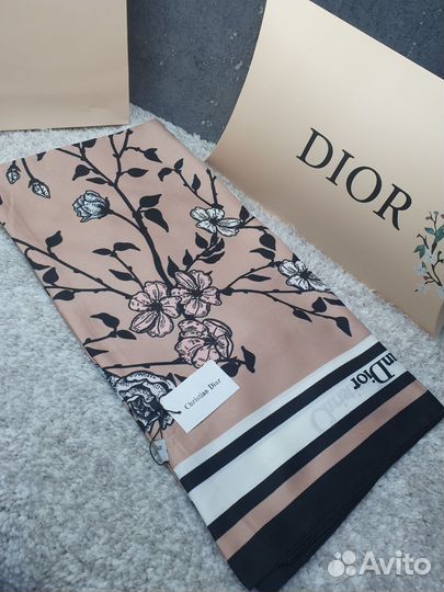 Шёлковый платок Christian Dior пудровый с цветами