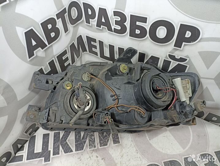 Фара Mitsubishi Space Runner 2