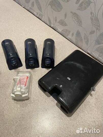 Деспенсеры для мыла спирта и полотенец