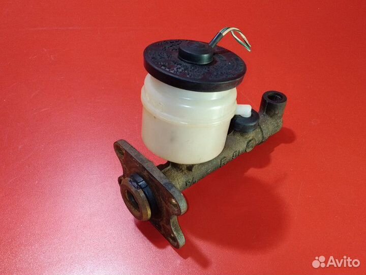 Главный тормозной цилиндр Toyota Hilux Surf LN61