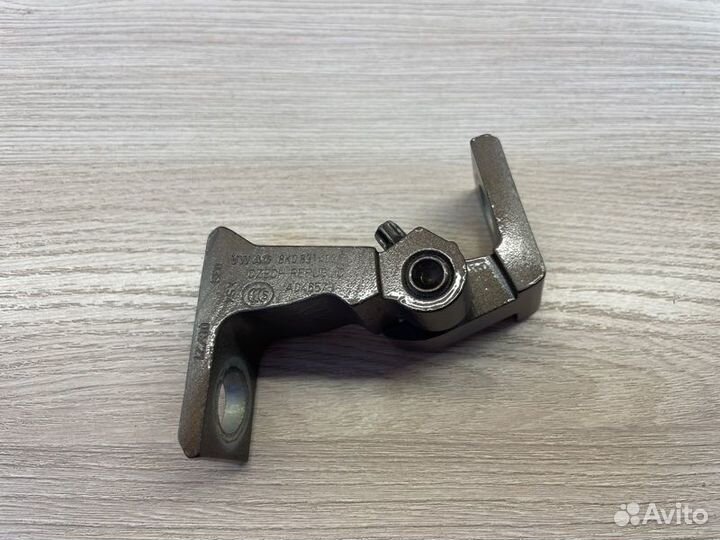 Петля двери передняя правая Skoda Rapid