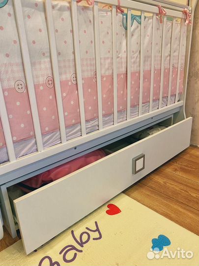 Детская кроватка с маятником