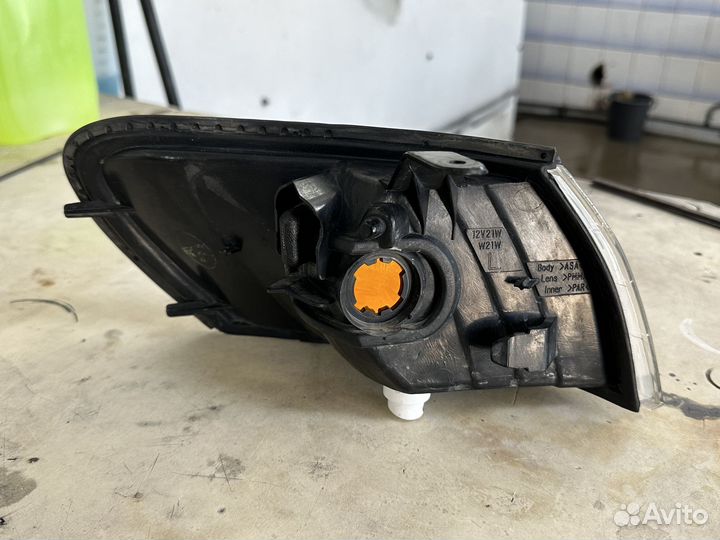 Продам поворотник левый toyota corolla ae100