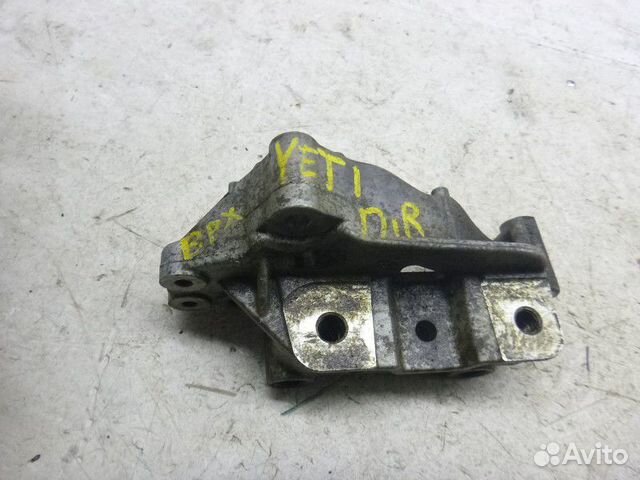 Кронштейн двигателя правый skoda yeti 2010