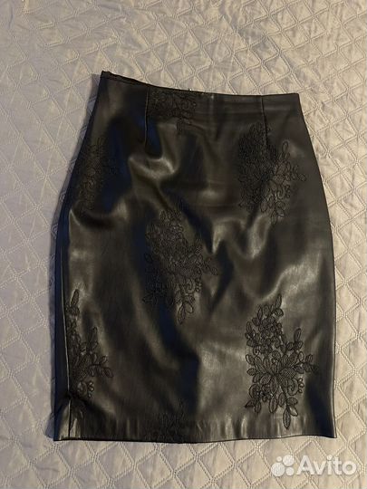 Юбка экокожа 46 love republic с вышивкой