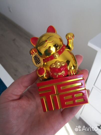 Кот манеки неко