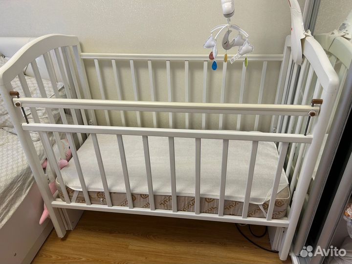 Детская кроватка с продольным маятником