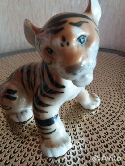 Фарфоровая статуэтка тигра