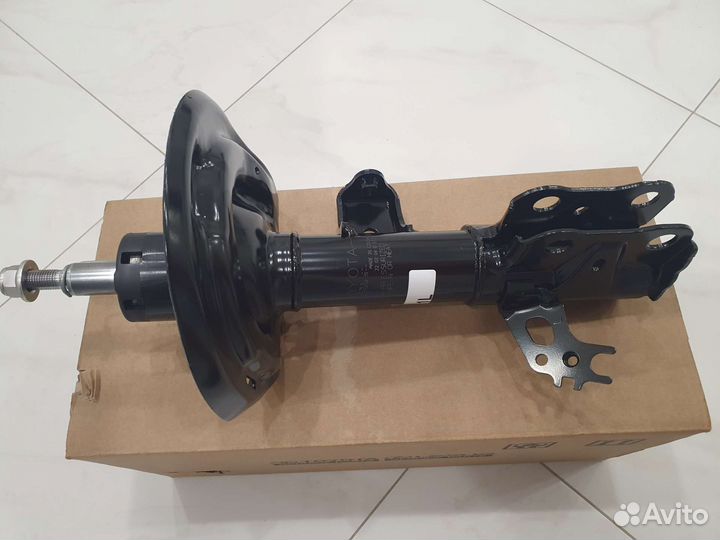 Амортизатор передний левый Тойота Камри V70 2.5