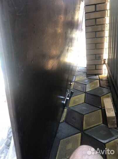 Продам железную входную дверь