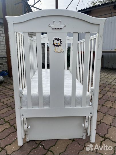 Детская кроватка с маятником