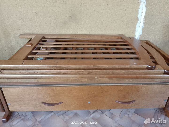 Детская кроватка с маятником