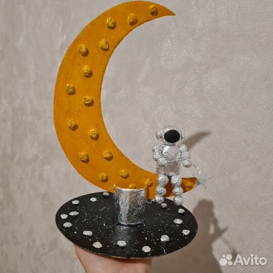Поделка Космонавт на Луне