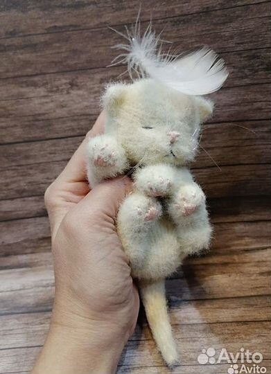 Вязаный спящий котёнок