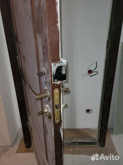 Дверь входная деревянная с коробкой