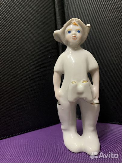 Статуэтка фарфор Мальчик в будёновке