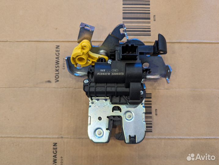 Замок багажника VW Passat Tiguan новый оригинал