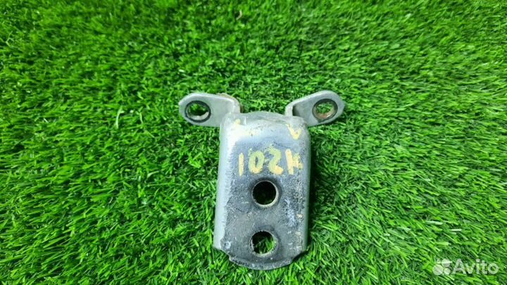 Петля двери нижняя задняя левая Nissan Skyline V35