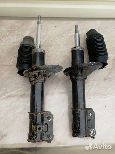 Стойки передние на hyundai accent б/у