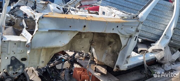 Nissan Avenir Expert лонжерон стакан четверть