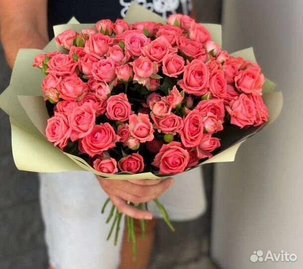 Малиновые кустовые розы в букете