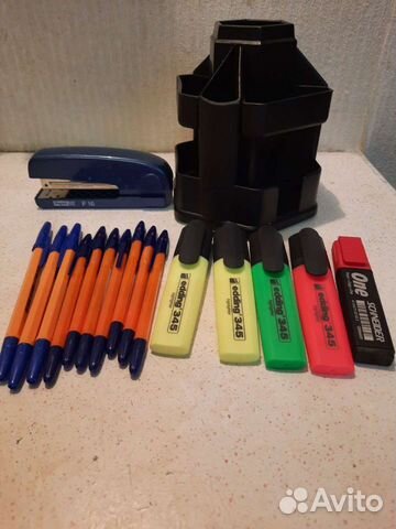 Канцелярия. Подставка для ручек. Ручки, маркеры