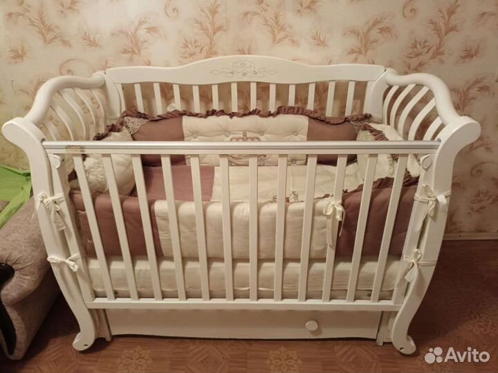 Детская кроватка с маятником и ящиком