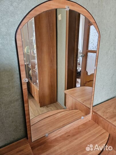 Туалетный столик с зеркалом