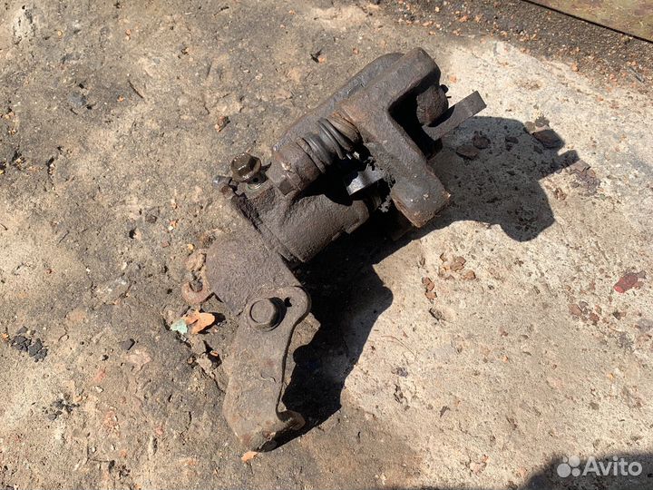 Суппорт задний правый Nissan Almera N15